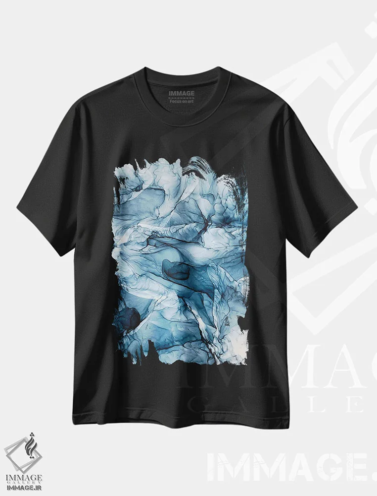 تیشرت مشکی طرح دار نقاشی آبسترۀ موج های خروشان آبی اقیانوس اثر الیزابت کارلسن | فروشگاه ایماژ