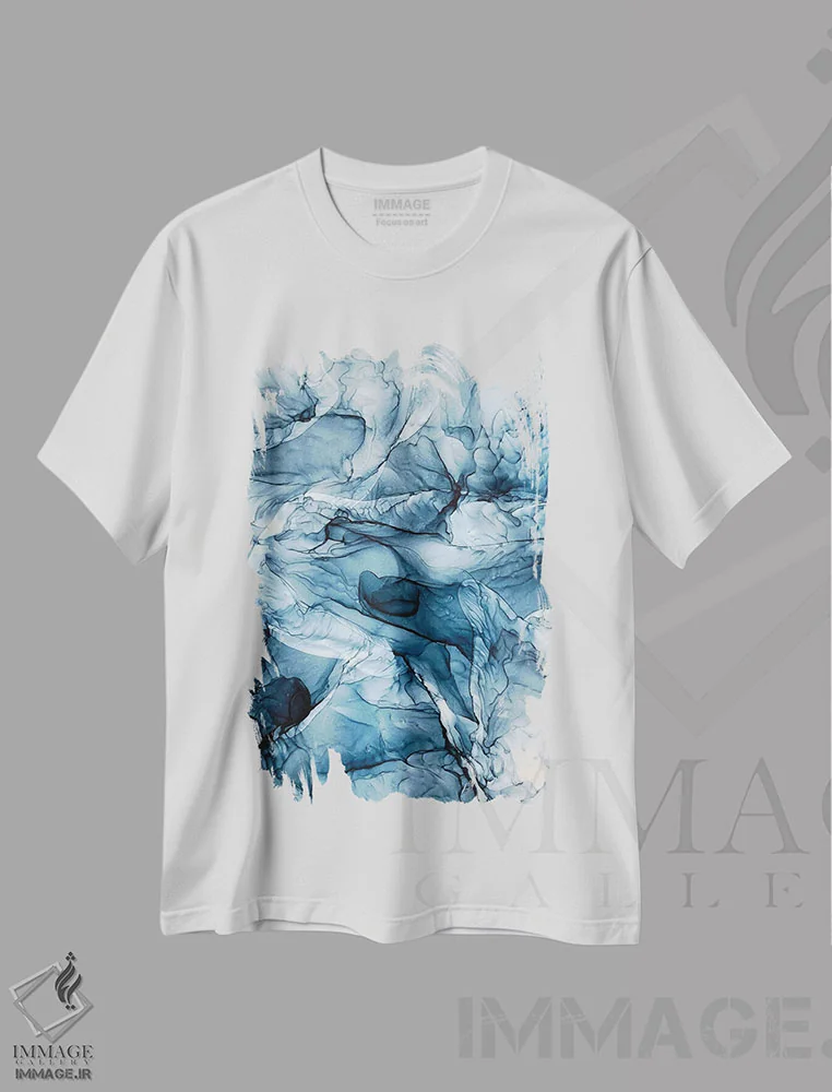تیشرت سفید طرح دار نقاشی آبسترۀ موج های خروشان آبی اقیانوس اثر الیزابت کارلسن | immage.ir