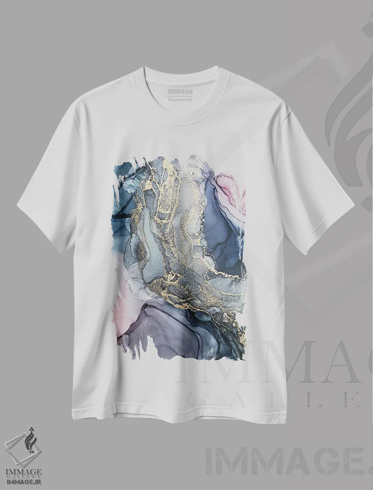 تیشرت سفید طرح دار آبسترۀ صورتی، خاکستری پینز و طلایی متالیک اثر الیزابت کارلسن | immage.ir