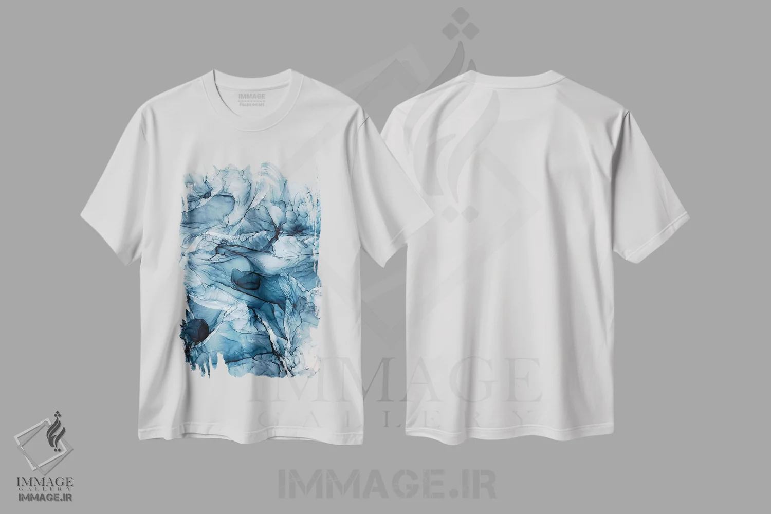 تیشرت سفید طرح دار نقاشی آبسترۀ موج های خروشان آبی اقیانوس اثر الیزابت کارلسن | immage.ir