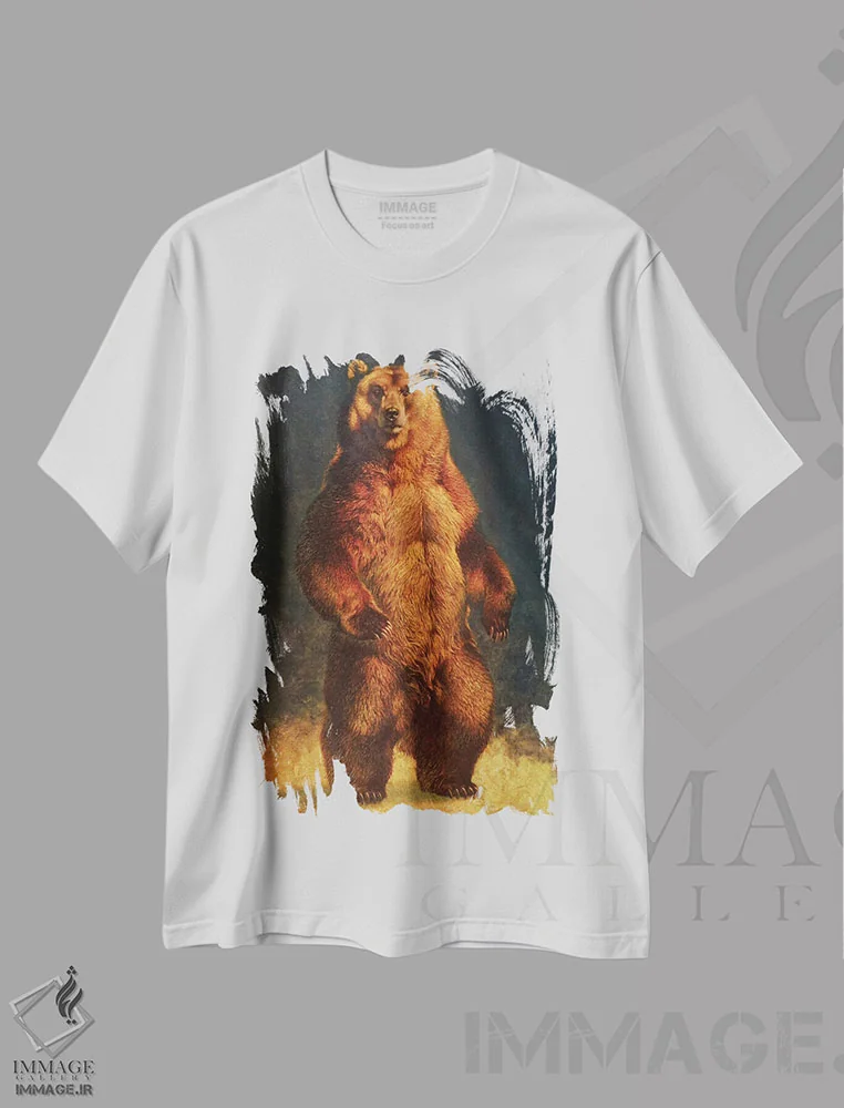 تیشرت سفید طرح دار یاغی سرزمین بزرگ، دکور کلبه و لژ اثر ازرا تاکر | immage.ir