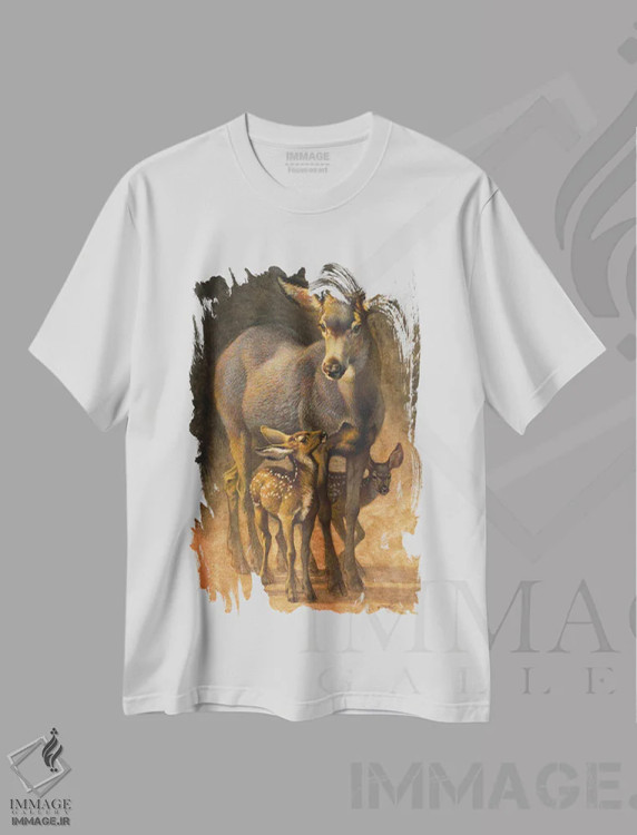 تیشرت سفید طرح دار سرک کش و قایم باشک، دکور کلبه و لژ اثر ازرا تاکر | فروشگاه ایماژ