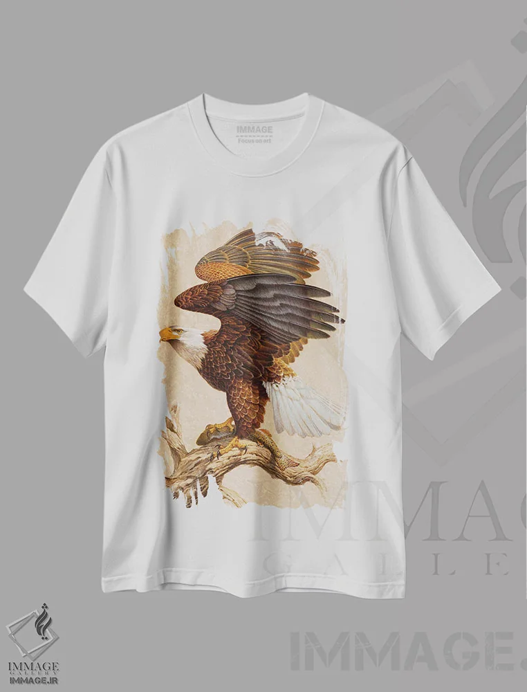 تیشرت سفید طرح دار دلیران و جسوران، دکور کلبه و لژ اثر ازرا تاکر | immage.ir