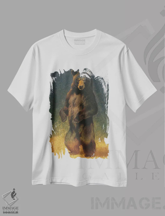 تیشرت سفید طرح دار مخمل، دکور کلبه و لژ اثر ازرا تاکر | immage.ir