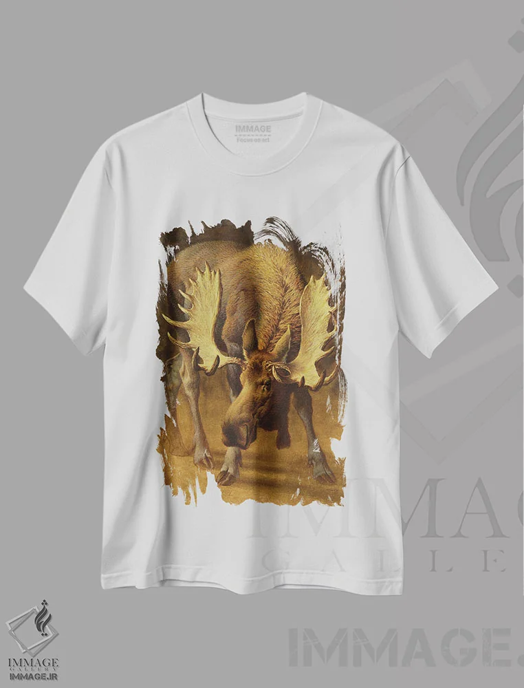 تیشرت سفید طرح دار گوزن زردستون، دکور کلبه و لژ اثر ازرا تاکر | immage.ir