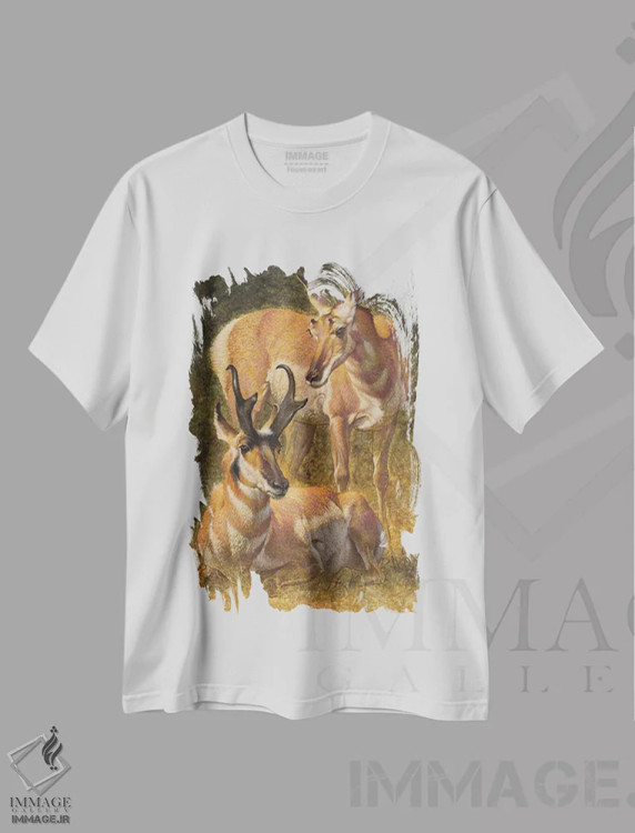 تیشرت سفید طرح دار آهوی شاخ شاخه، دکور کلبه و لژ اثر ازرا تاکر | immage.ir