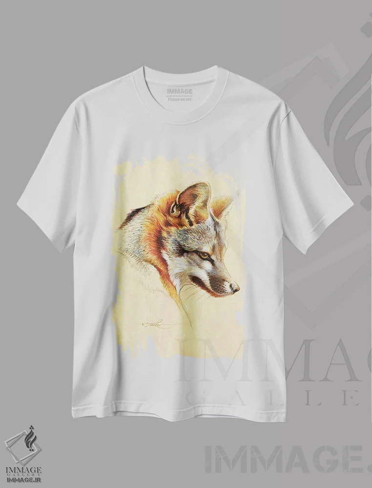 تیشرت سفید طرح دار پرتره روباه خاکستری، دکور کلبه و لژ اثر ازرا تاکر | immage.ir