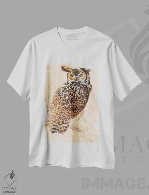 تیشرت سفید طرح دار جغد شاخدار بزرگ، دکور کلبه و لژ اثر ازرا تاکر | فروشگاه ایماژ