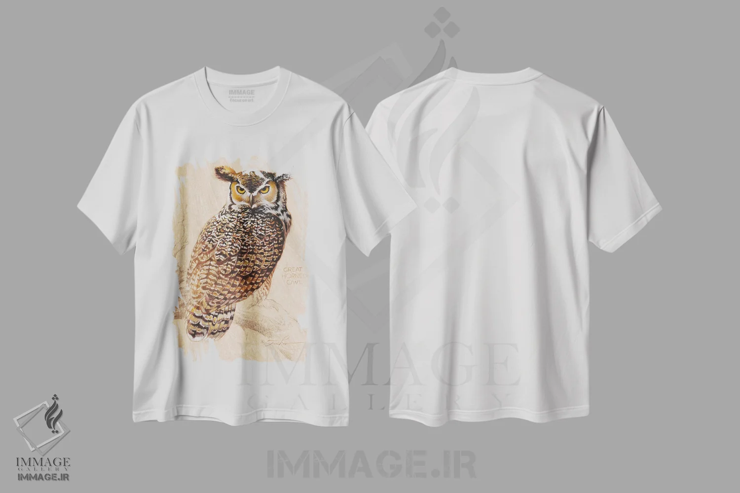 تیشرت سفید طرح دار جغد شاخدار بزرگ، دکور کلبه و لژ اثر ازرا تاکر | فروشگاه ایماژ