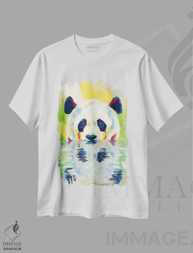 تیشرت سفید طرح دار پاندای در حال حمام اثر فلو آرت استودیو | immage.ir