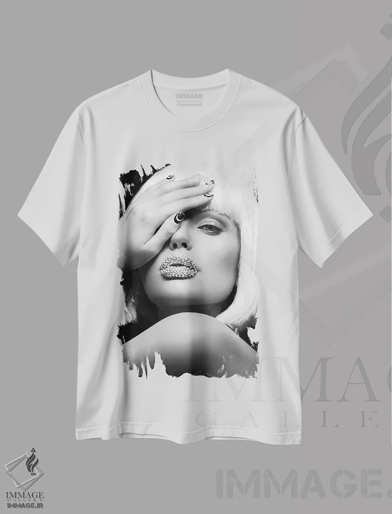 تیشرت سفید طرح دار لب های الماسی، عکاسی سیاه و سفید اثر دیزاین فابریکن | immage.ir