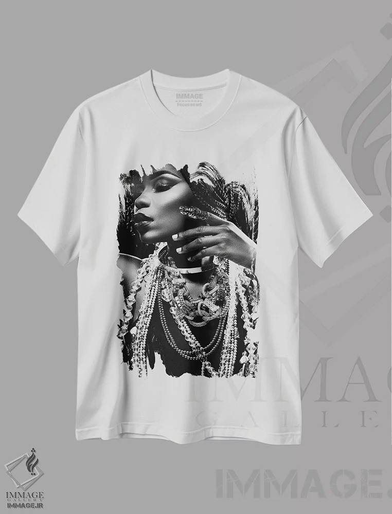 تیشرت سفید طرح دار درخشش، عکاسی سیاه و سفید اثر دیزاین فابریکن | فروشگاه ایماژ