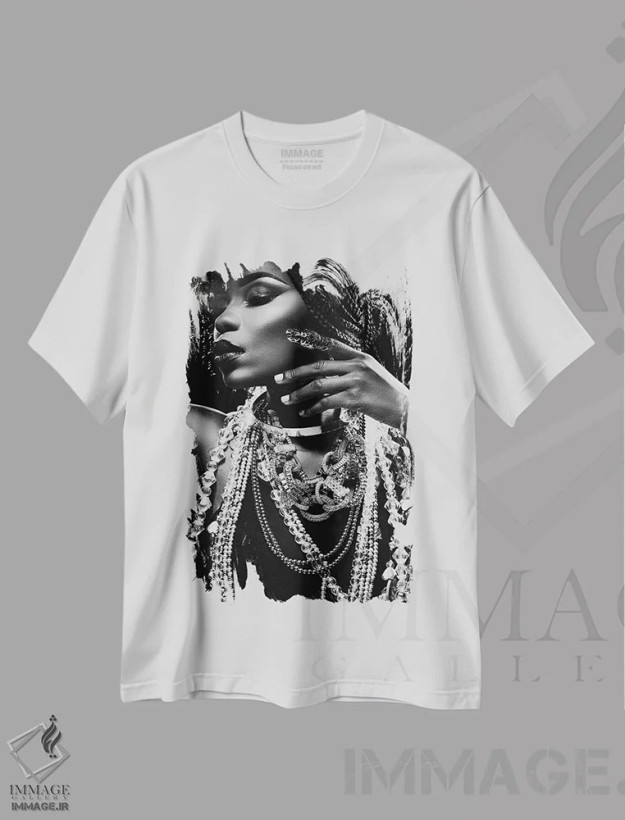 تیشرت سفید طرح دار درخشش، عکاسی سیاه و سفید اثر دیزاین فابریکن | فروشگاه ایماژ