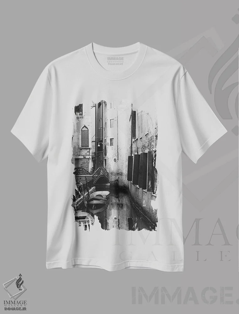 تیشرت سفید طرح دار در ونیز، عکاسی سیاه و سفید اثر دیزاین فابریکن | فروشگاه ایماژ