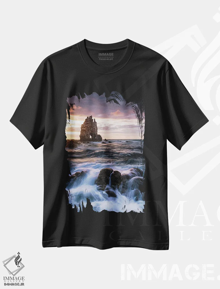 تیشرت مشکی طرح دار در دریا، عکاسی فوق واقع گرا اثر فابیو آنتنور | immage.ir