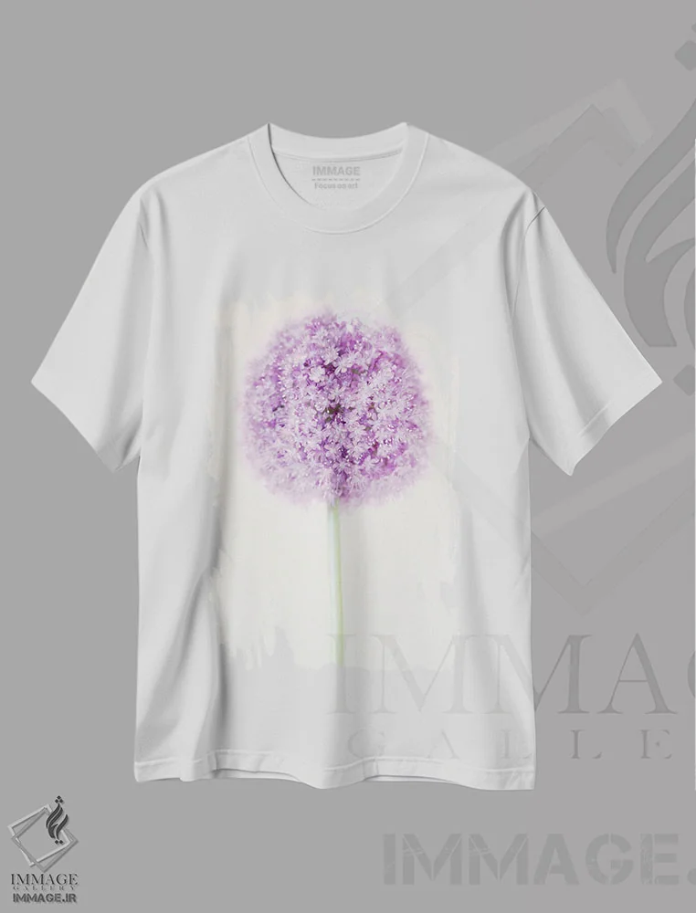 تیشرت سفید طرح دار گل آلیوم پاستلی، مدیوم اثر آلیسون فنل | فروشگاه ایماژ