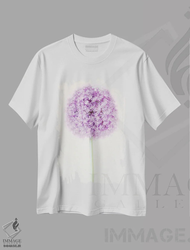 تیشرت سفید طرح دار گل آلیوم پاستلی، مدیوم اثر آلیسون فنل | فروشگاه ایماژ