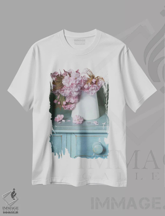 تیشرت سفید طرح دار شکوفه گیلاس در پارچ سفید، مدیوم اثر آلیسون فنل | immage.ir
