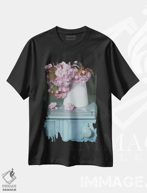 تیشرت مشکی طرح دار شکوفه گیلاس در پارچ سفید، مدیوم اثر آلیسون فنل | فروشگاه ایماژ