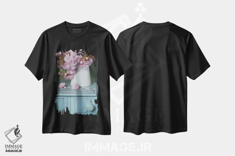 تیشرت مشکی طرح دار شکوفه گیلاس در پارچ سفید، مدیوم اثر آلیسون فنل | فروشگاه ایماژ