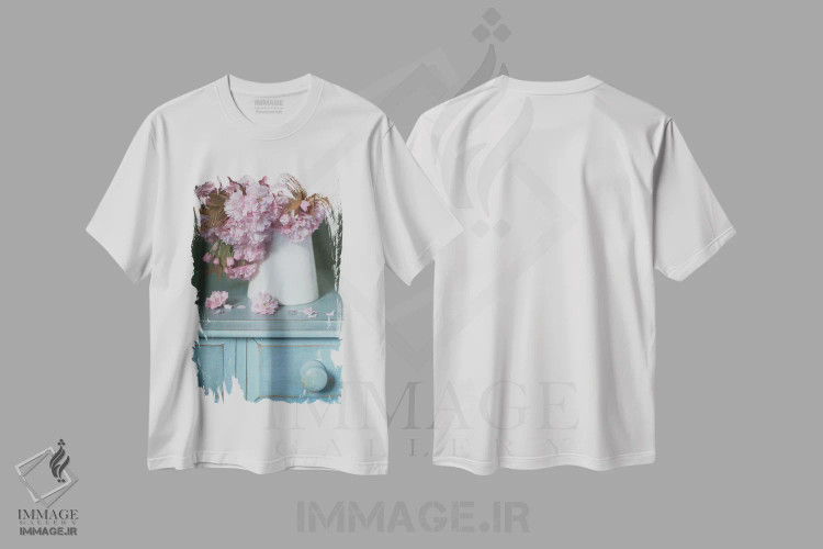 تیشرت سفید طرح دار شکوفه گیلاس در پارچ سفید، مدیوم اثر آلیسون فنل | immage.ir