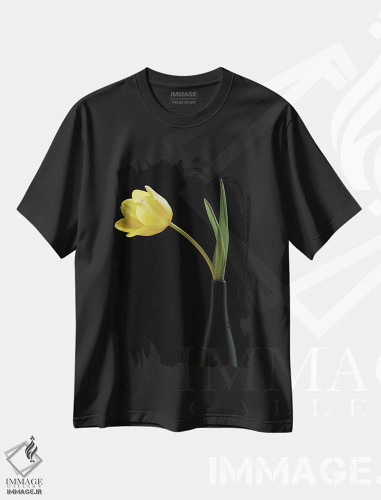 تیشرت مشکی طرح دار لالهٔ زرد در گلدان سیاه، عکاسی ماکرو اثر آلیسون فنل | فروشگاه ایماژ