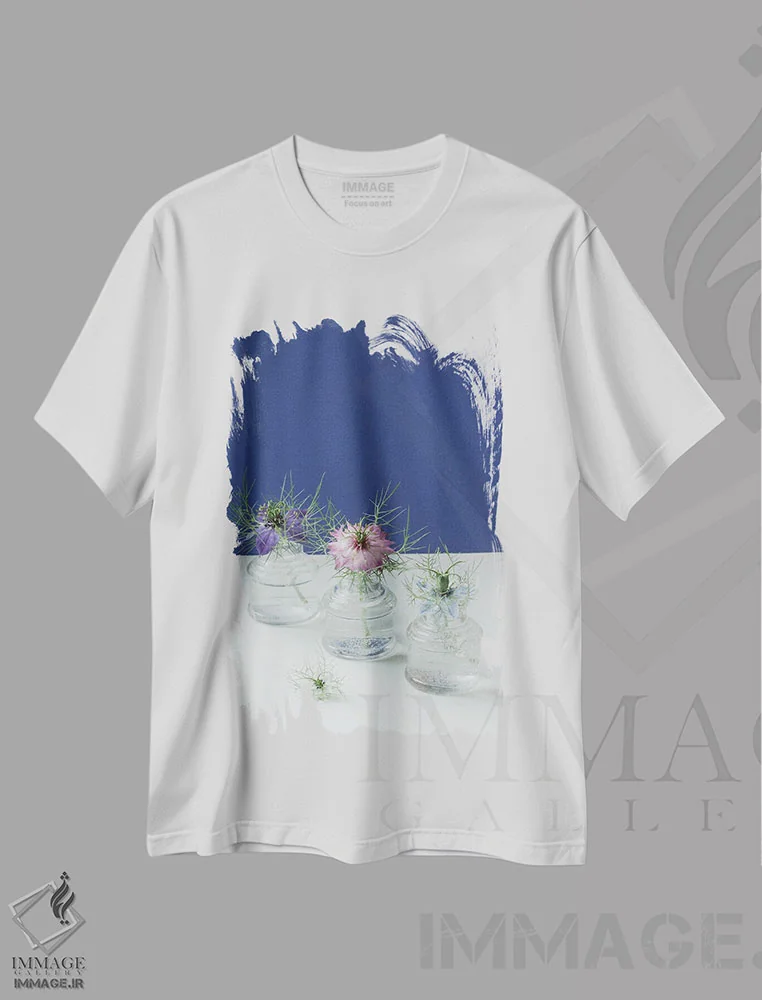 تیشرت سفید طرح دار طبیعت بی جان گل های نایجلا، مدیوم اثر آلیسون فنل | فروشگاه ایماژ
