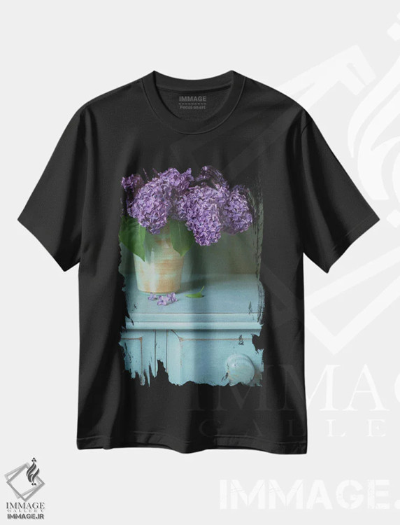 تیشرت مشکی طرح دار طبیعت بی جان یاس بنفش، مدیوم اثر آلیسون فنل | immage.ir