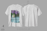 تیشرت سفید طرح دار طبیعت بی جان یاس بنفش، مدیوم اثر آلیسون فنل | فروشگاه ایماژ