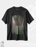 تیشرت مشکی طرح دار لالهٔ سیاه و قطرات باران، مدیوم اثر آلیسون فنل | فروشگاه ایماژ