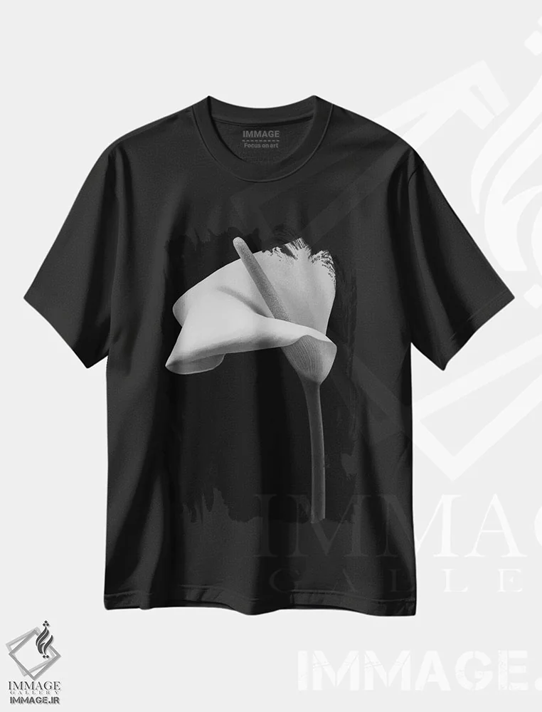 تیشرت مشکی طرح دار گل زنبق آرم، عکاسی سیاه و سفید اثر آلیسون فنل | فروشگاه ایماژ