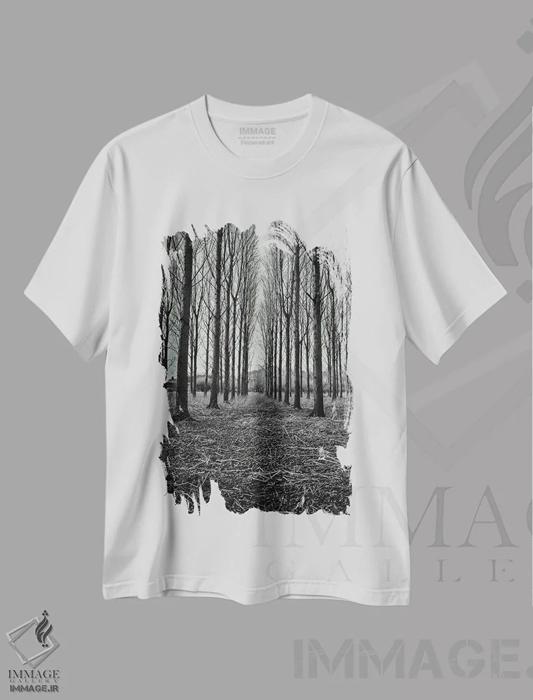 تیشرت سفید طرح دار درختان بلند زمستانی، عکاسی سیاه و سفید اثر آلیسون فنل | فروشگاه ایماژ