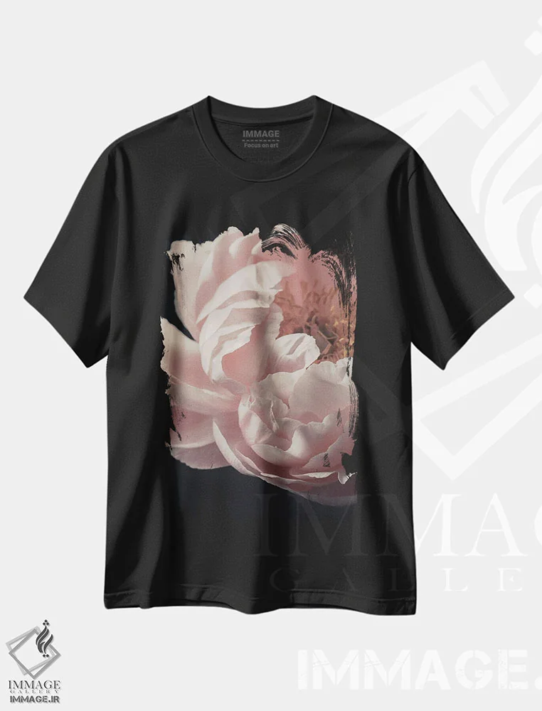تیشرت مشکی طرح دار گل صدتومانی مرجانی، عکاسی سیاه و سفید اثر آلیسون فنل | immage.ir