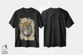 تیشرت مشکی طرح دار پادشاه گوریل ۲ روی کاغذ دیکشنر قدیمی، دکوراسیون جایگزین اثر فیشرکرافت | فروشگاه ایماژ