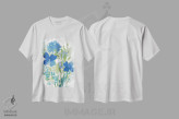 تیشرت سفید طرح دار خشخاش های آبی ۱، تزئینی اثر فلورا کوتا | فروشگاه ایماژ