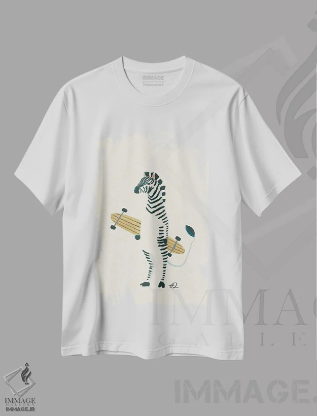 تیشرت سفید طرح دار گورخر اسکی باز روی تخته بلند، مدیوم اثر فابیان لاواتر | فروشگاه ایماژ