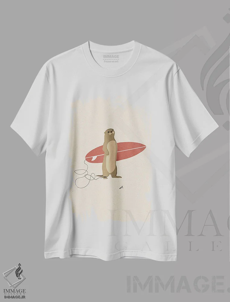 تیشرت سفید طرح دار سمور موج سوار، دکور ساحلی اثر فابیان لاواتر | immage.ir