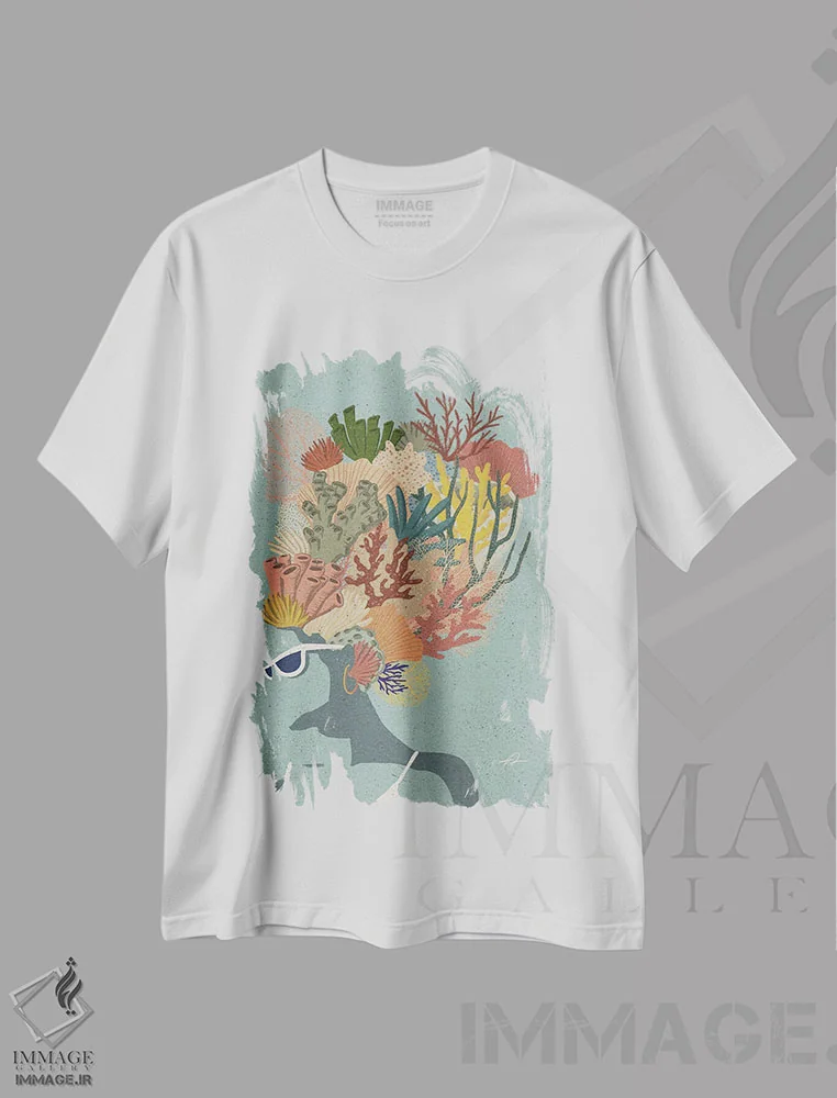 تیشرت سفید طرح دار بانوی مرجانی، دکور ساحلی اثر فابیان لاواتر | immage.ir