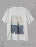 تیشرت سفید طرح دار بر تخت او، دکور ساحلی اثر فابیان لاواتر | فروشگاه ایماژ