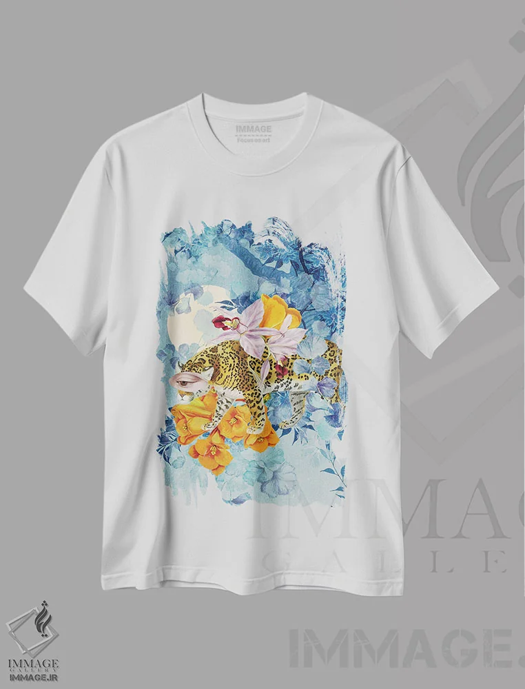 تیشرت سفید طرح دار پیاده روی زیر ماه کامل، هنر فاخر معاصر اثر فن د فانتستیکا | فروشگاه ایماژ