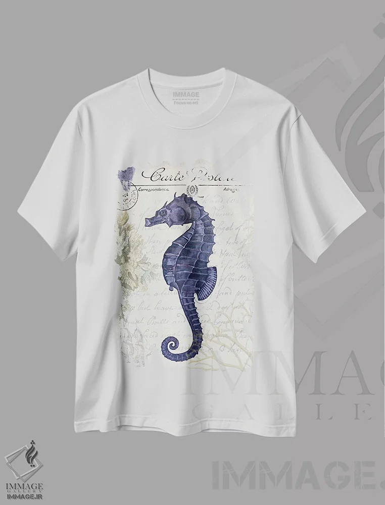 تیشرت سفید طرح دار کارت پستال ساحلی روی کرم: اسب دریایی، تزئینی اثر فب فانکی | فروشگاه ایماژ