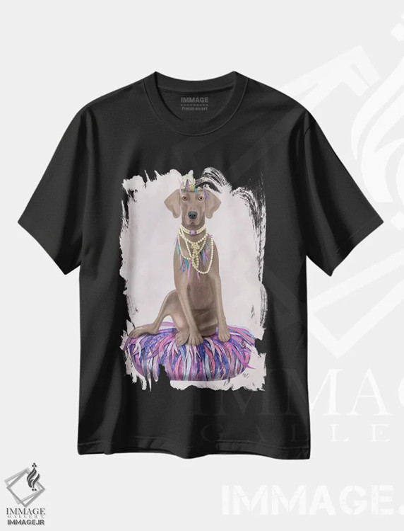 تیشرت مشکی طرح دار وایمارانر روی بالشت بنفش ۱، دکور معاصر اثر فب فانکی | immage.ir