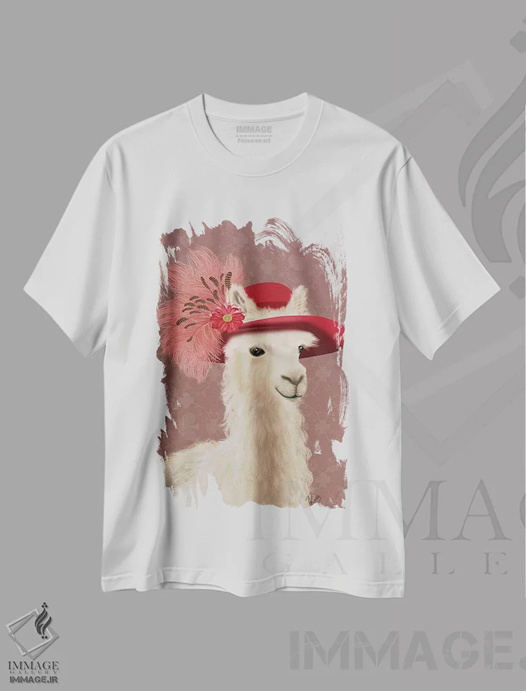 تیشرت سفید طرح دار لاما با کلاه پر قرمز، تزئینی اثر فب فانکی | immage.ir