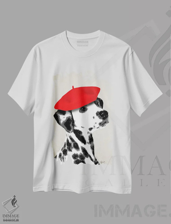 تیشرت سفید طرح دار سگ دالماتین با کلاه بره قرمز، هنر دیجیتال اثر فب فانکی | immage.ir