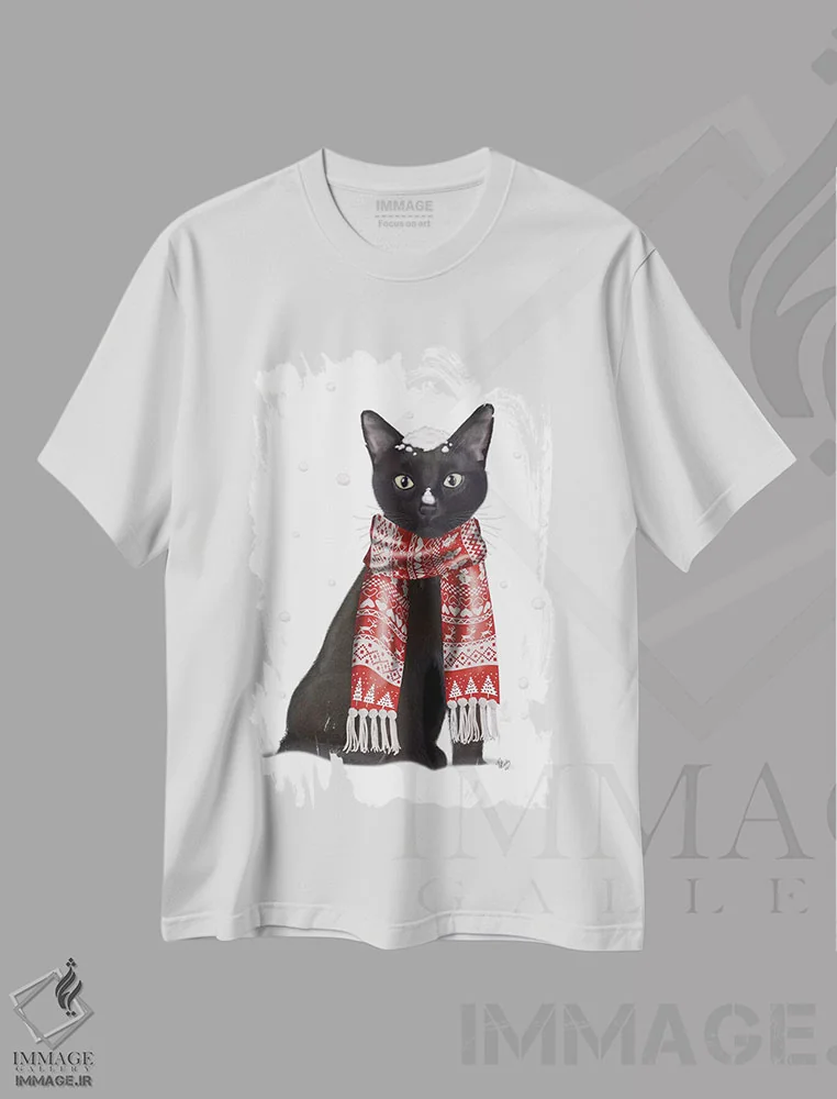 تیشرت سفید طرح دار گربه سیاه با شال قرمز، حیوانات کریسمسی اثر فب فانکی | فروشگاه ایماژ