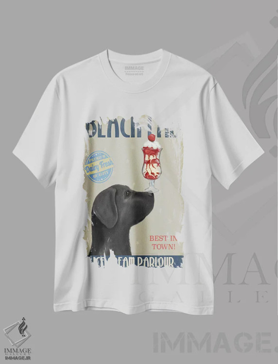 تیشرت سفید طرح دار لابرادور سیاه در بستنی فروشی، هنر دیجیتال اثر فب فانکی | immage.ir