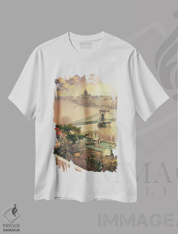 تیشرت سفید طرح دار یک نور دیگر، بوداپست، مدیوم اثر فلوریان اولبرشتس | immage.ir