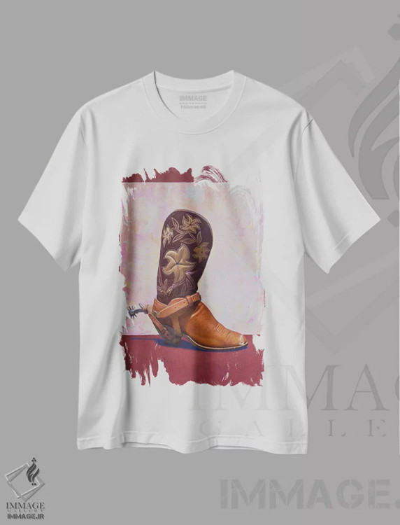 تیشرت سفید طرح دار چکمه و مهمیز، هنر فاخر معاصر اثر فرانک اورداز | immage.ir