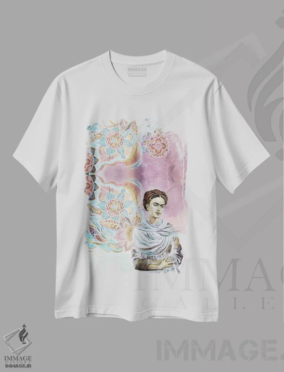 تیشرت سفید طرح دار فریدا روی پس زمینه صورتی، تزئینی اثر فانیتسا پترو | فروشگاه ایماژ