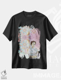 تیشرت مشکی طرح دار فریدا روی پس زمینه صورتی، تزئینی اثر فانیتسا پترو | immage.ir